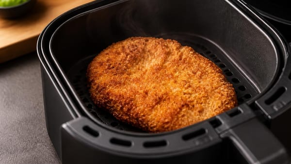 Heißluftfritteuse: Paniertes Fleisch mit weniger Kalorien zubereiten