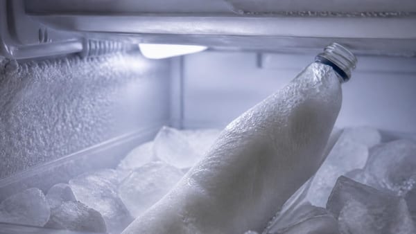 Nasses Küchenpapier um die Flasche: Bringt dieser Kühltrick wirklich etwas?