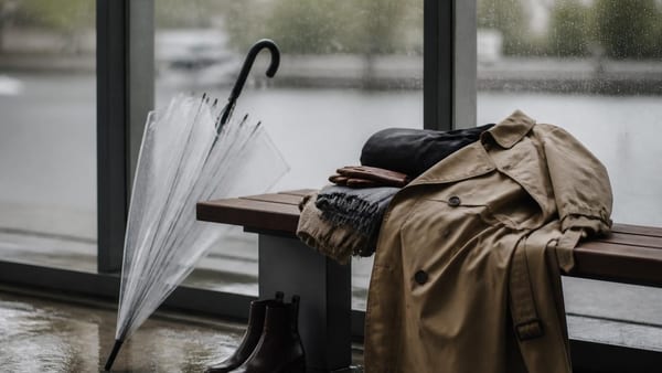 Regen statt Sommer? Die schönsten Outfit-Tricks 2026 für wechselhaftes Wetter