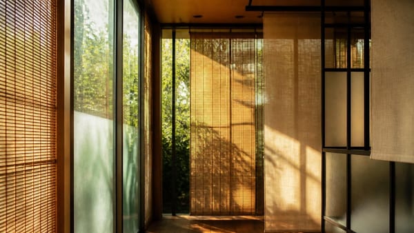Viel schöner als Vorhänge: 5 Sichtschutz-Ideen für Tiny Houses mit großer Fensterfront