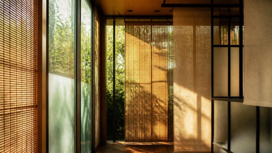 Viel schöner als Vorhänge: 5 Sichtschutz-Ideen für Tiny Houses mit großer Fensterfront