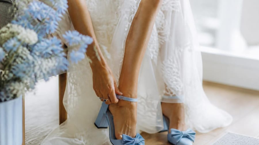 Something Blue! Das sind die 7 schönsten blauen Accessoires für Bräute