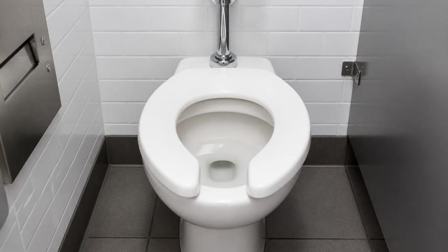 Warum haben öffentliche Toiletten vorne einen Spalt am Sitz? Der Grund ist überraschend
