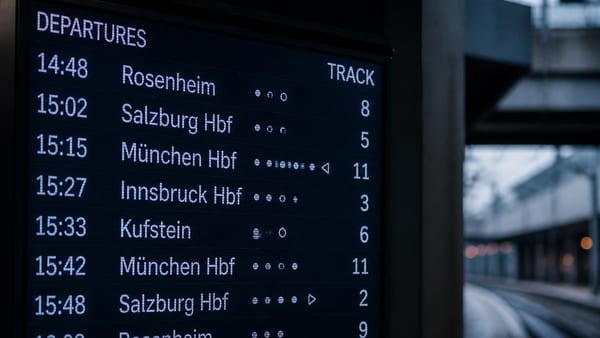 Nirgendwo erklärt: Das bedeuten die weißen Punkte auf Bahn-Anzeigetafeln